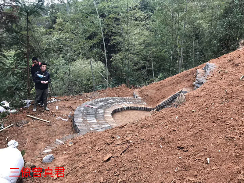 圆坟谢土,分金立乙山辛向正针,地肖"将军坐帐"形